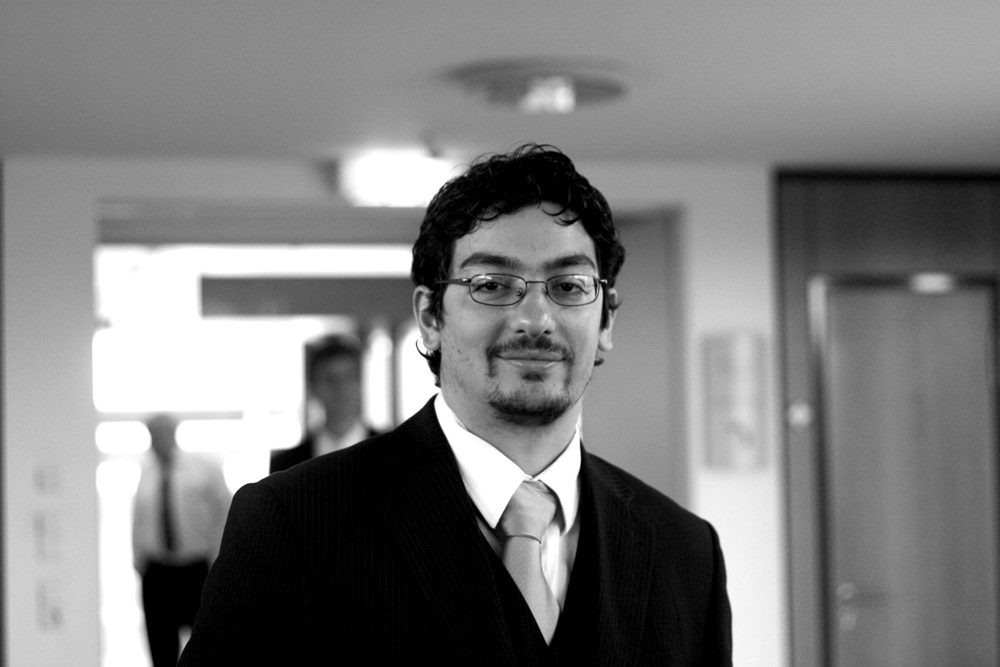 schwarz-weiß Bild von einem Mann mit Brille und Bart